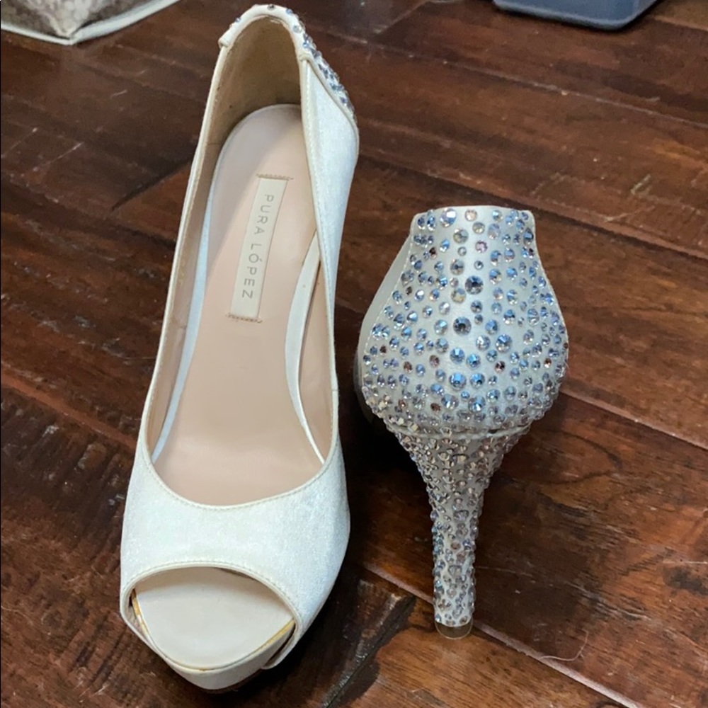 White peep toe pumps